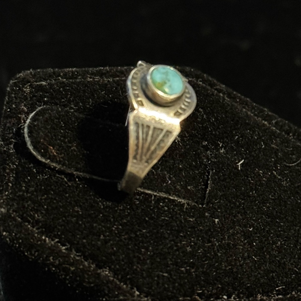 Vintage Native American Turquoise Sterling Silver Ring - Picture 2 of 4